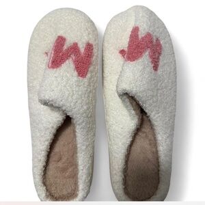 “MAMA” White Fuzzy Slippers – Pink Letter Sherpa Slides